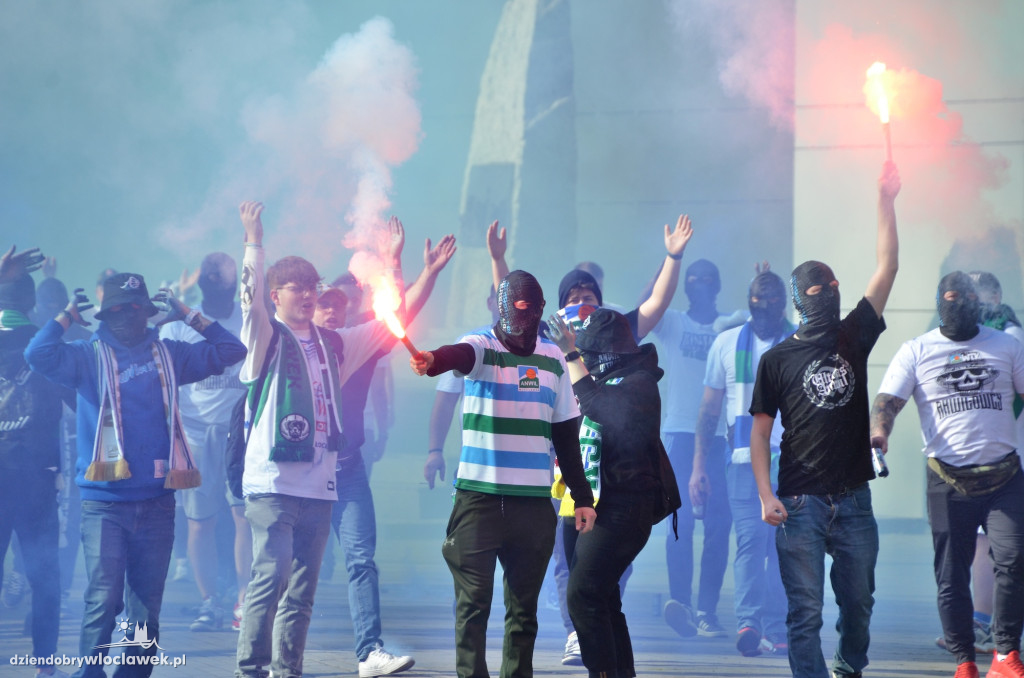 Kibice Anwilu w drodze na derby