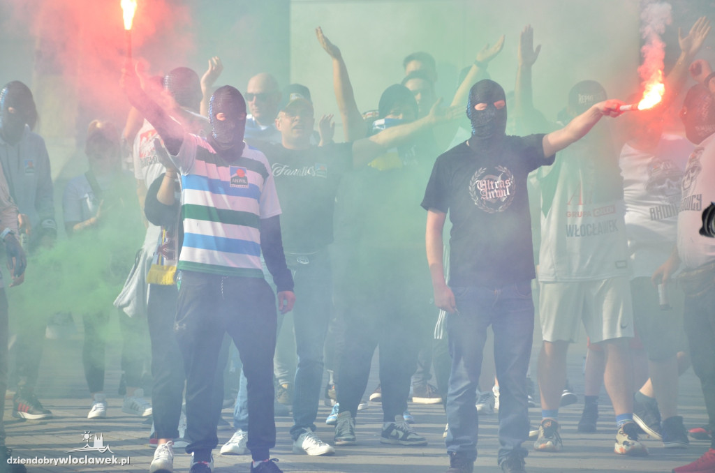 Kibice Anwilu w drodze na derby