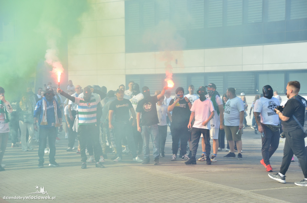 Kibice Anwilu w drodze na derby