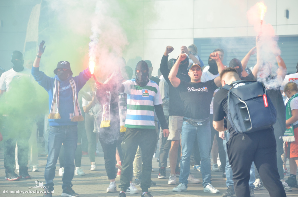Kibice Anwilu w drodze na derby
