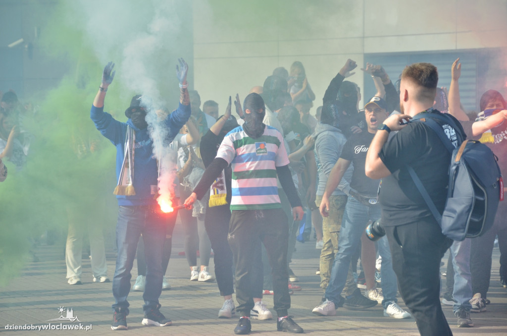 Kibice Anwilu w drodze na derby