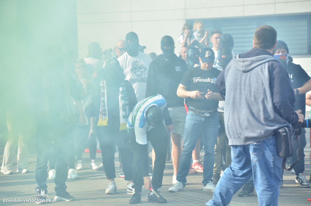Kibice Anwilu w drodze na derby