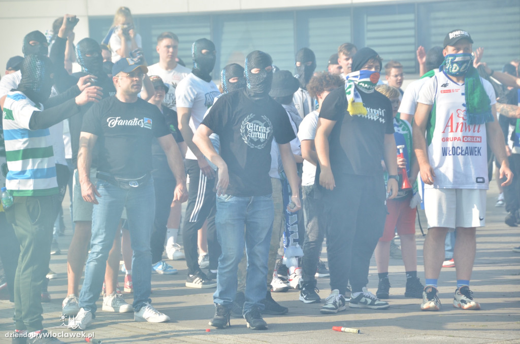 Kibice Anwilu w drodze na derby