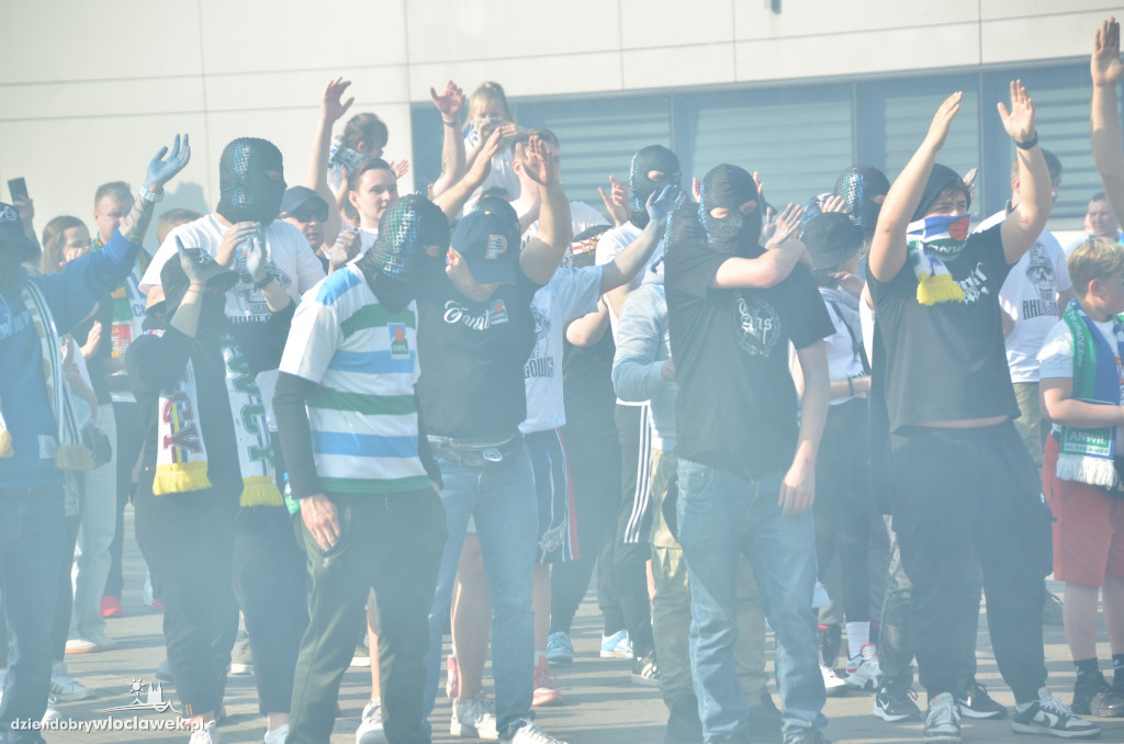 Kibice Anwilu w drodze na derby