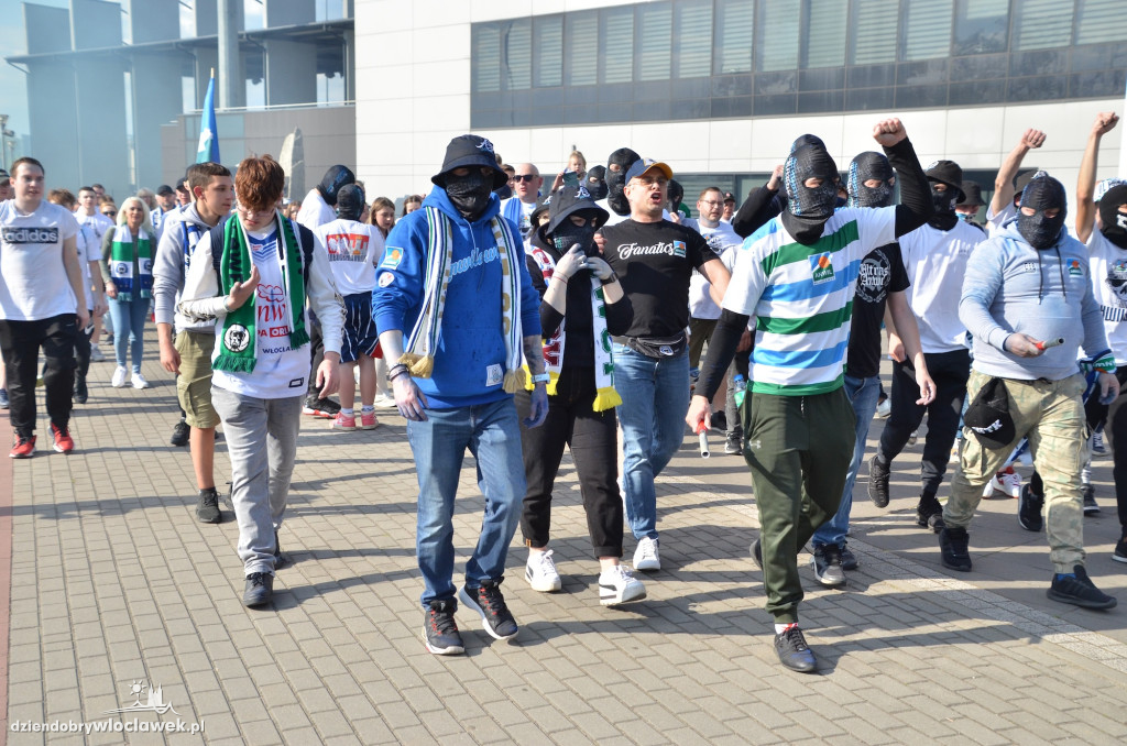 Kibice Anwilu w drodze na derby