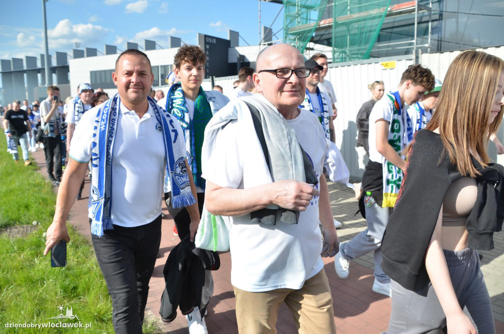Kibice Anwilu w drodze na derby