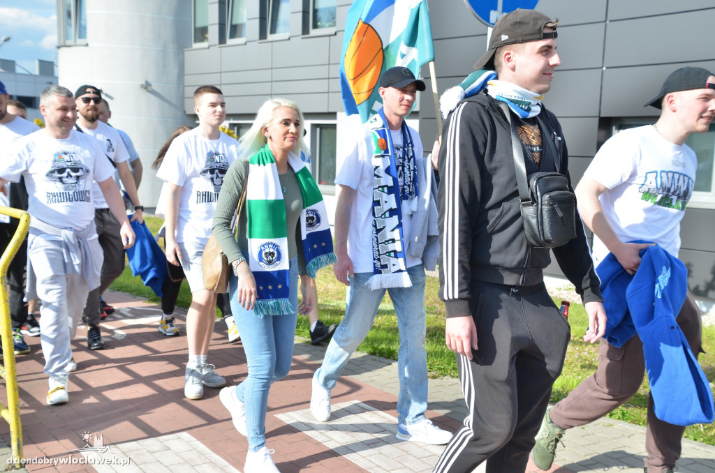 Kibice Anwilu w drodze na derby