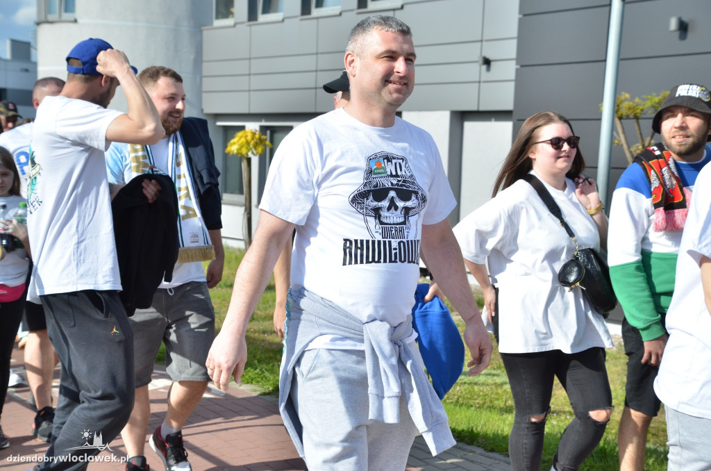 Kibice Anwilu w drodze na derby