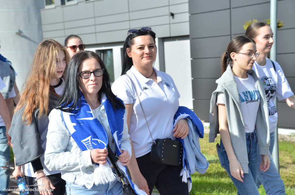 Kibice Anwilu w drodze na derby