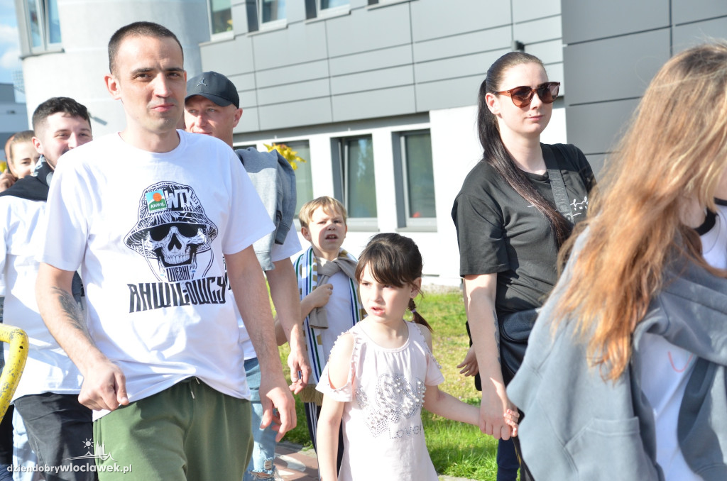 Kibice Anwilu w drodze na derby