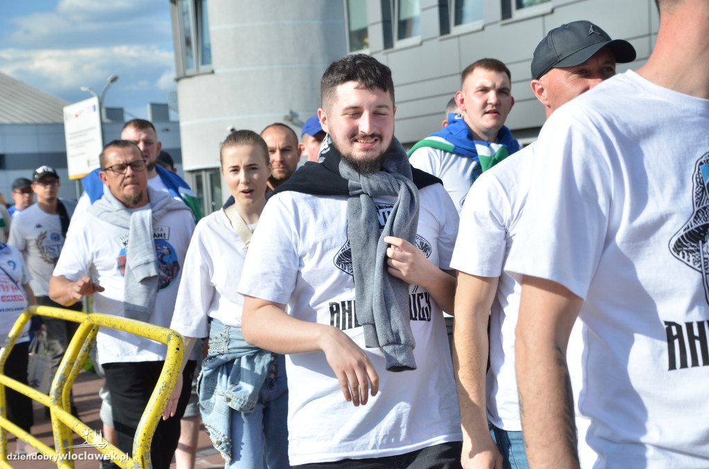 Kibice Anwilu w drodze na derby