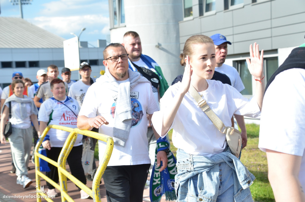 Kibice Anwilu w drodze na derby
