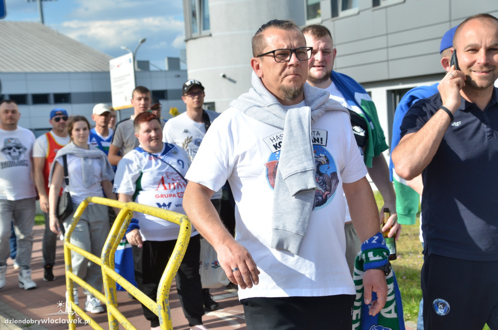 Kibice Anwilu w drodze na derby