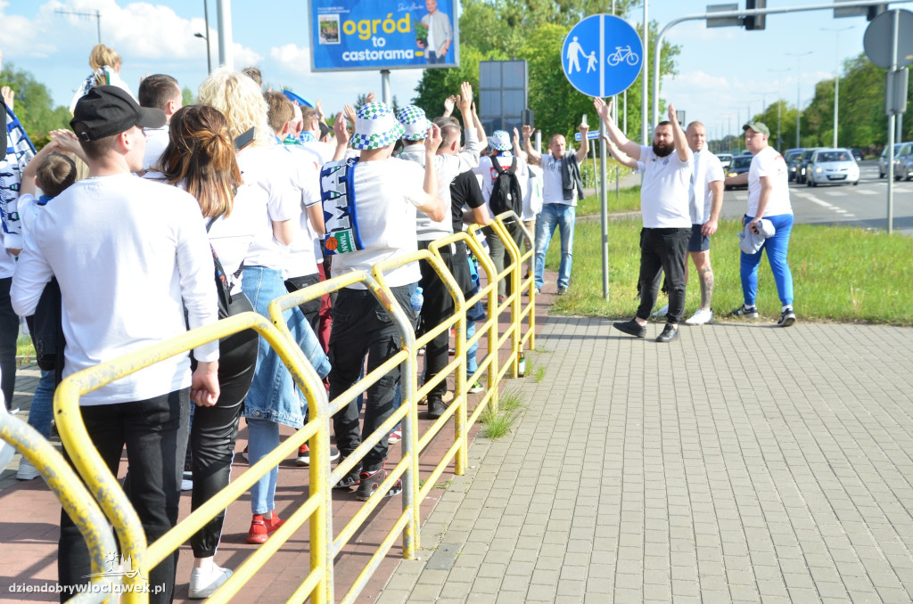 Kibice Anwilu w drodze na derby