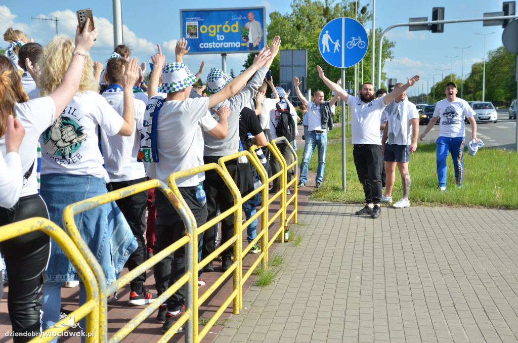 Kibice Anwilu w drodze na derby