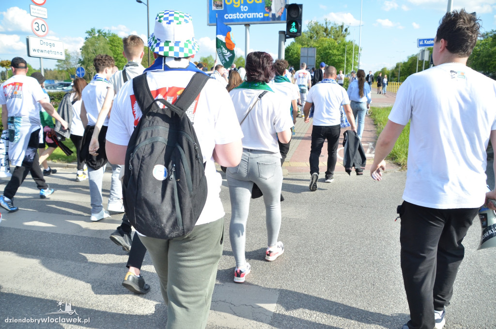 Kibice Anwilu w drodze na derby