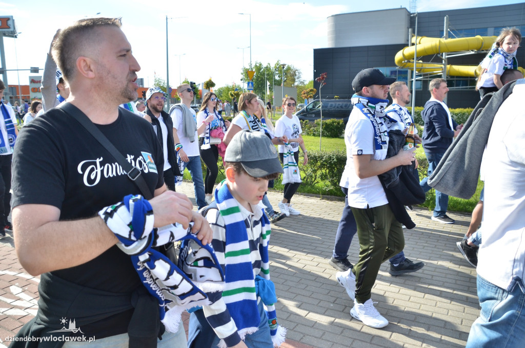 Kibice Anwilu w drodze na derby