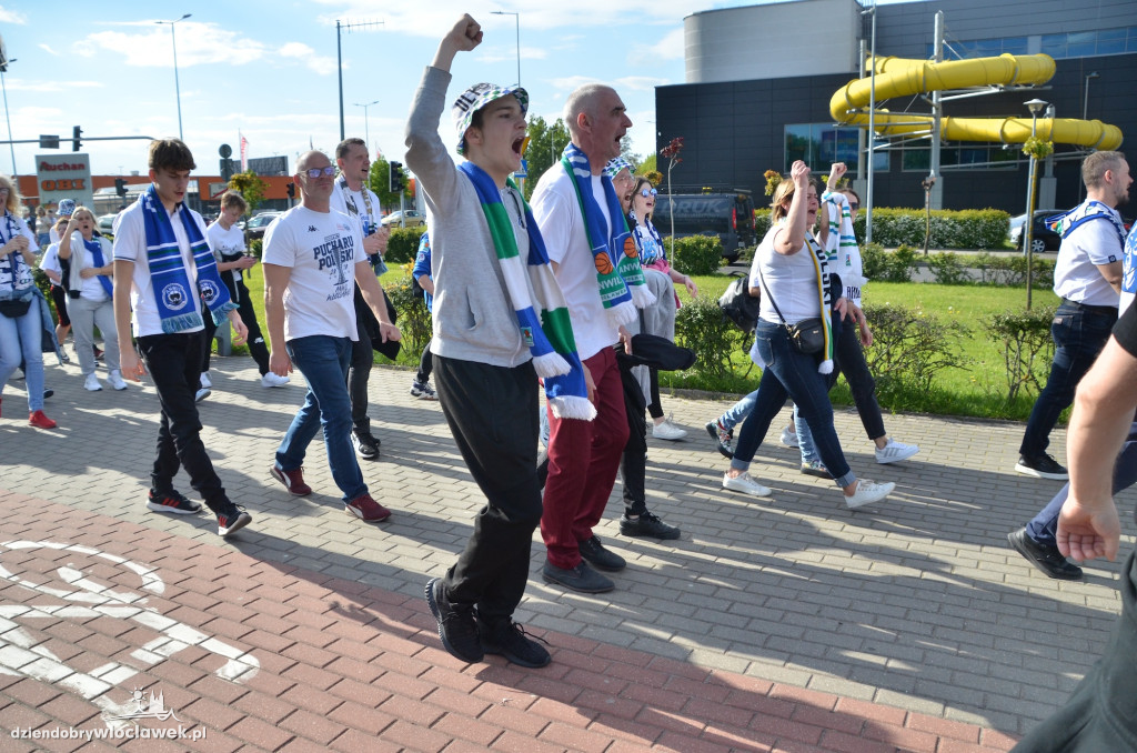 Kibice Anwilu w drodze na derby