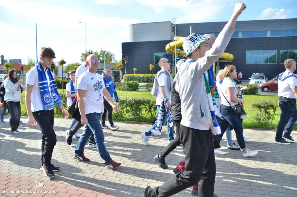 Kibice Anwilu w drodze na derby