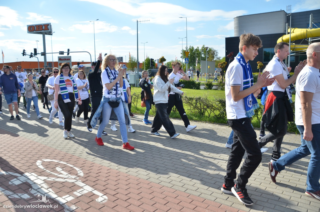 Kibice Anwilu w drodze na derby