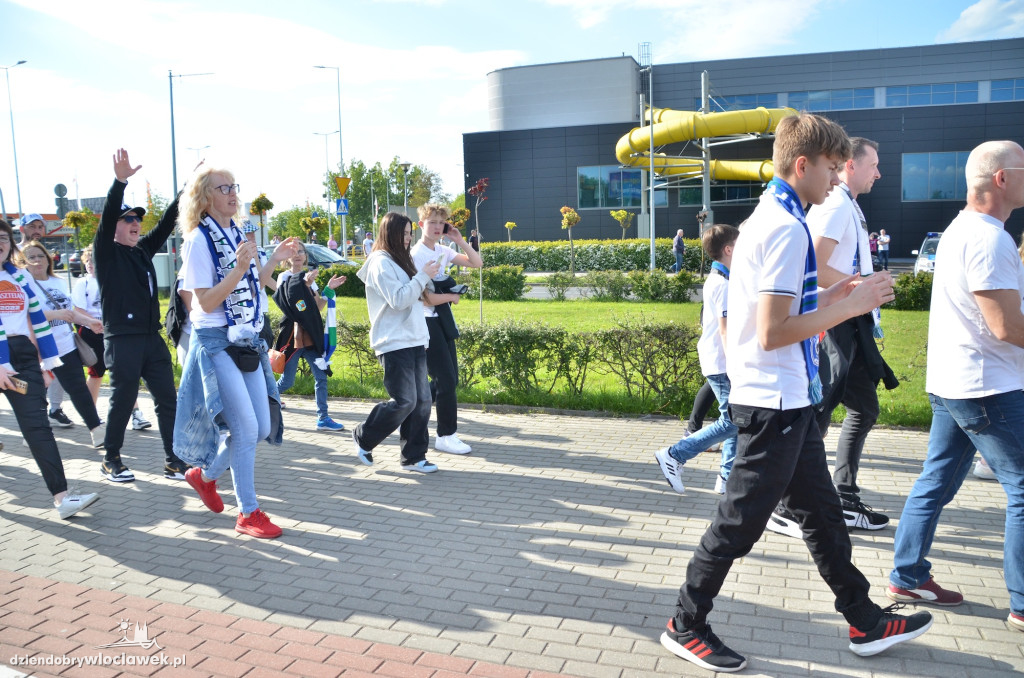 Kibice Anwilu w drodze na derby