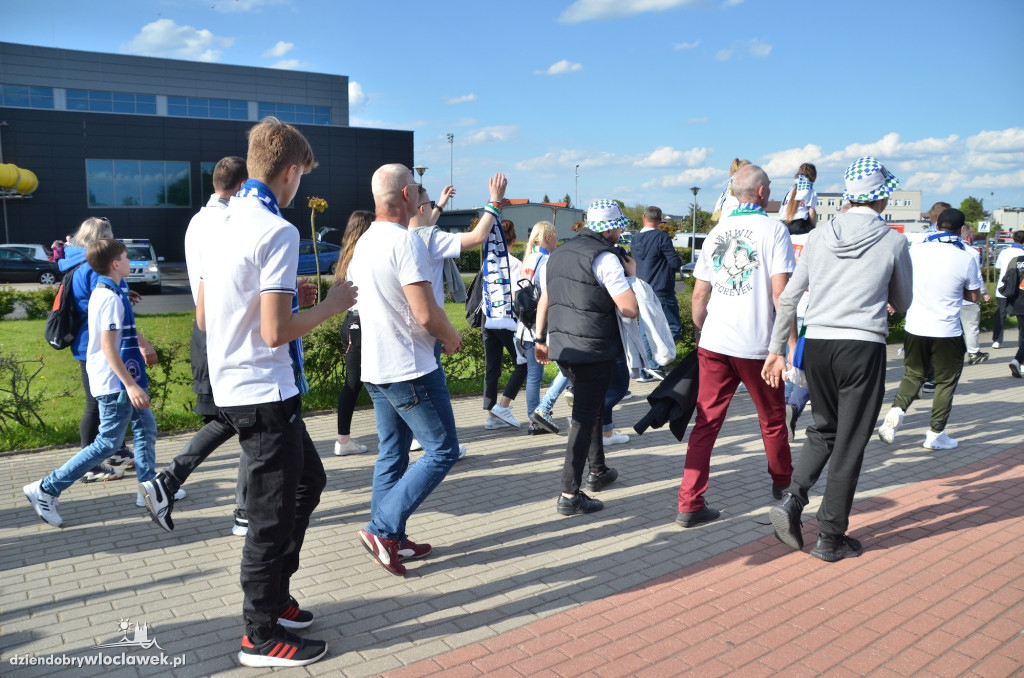 Kibice Anwilu w drodze na derby