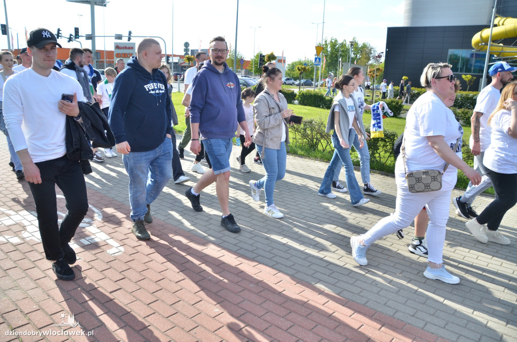Kibice Anwilu w drodze na derby