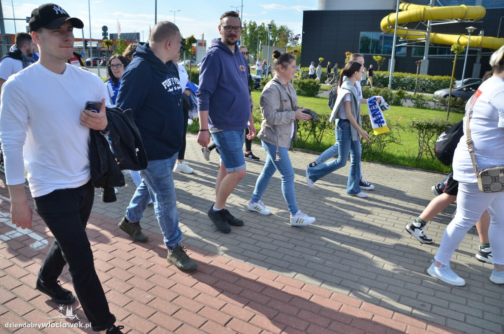 Kibice Anwilu w drodze na derby
