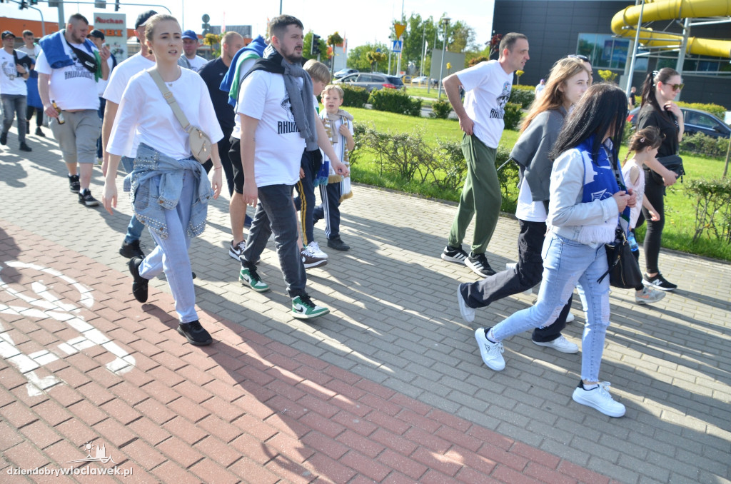 Kibice Anwilu w drodze na derby