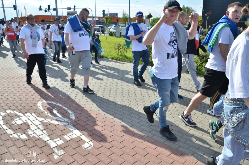 Kibice Anwilu w drodze na derby