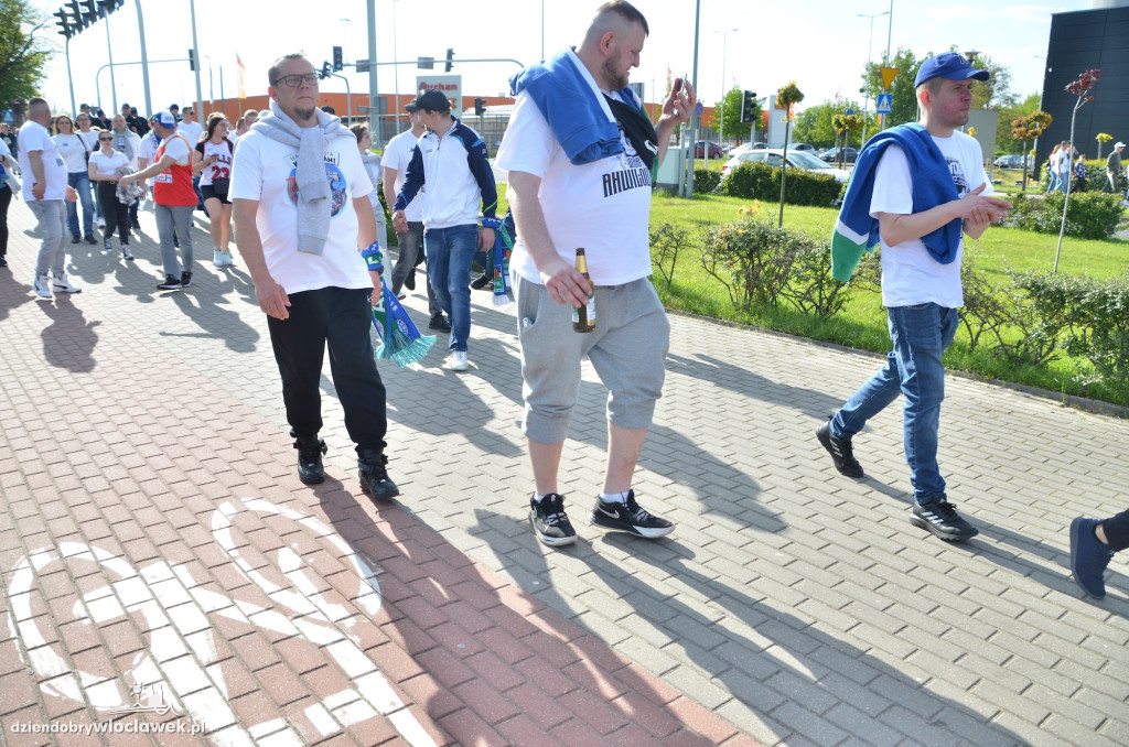 Kibice Anwilu w drodze na derby