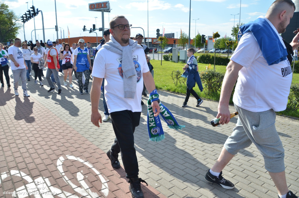 Kibice Anwilu w drodze na derby