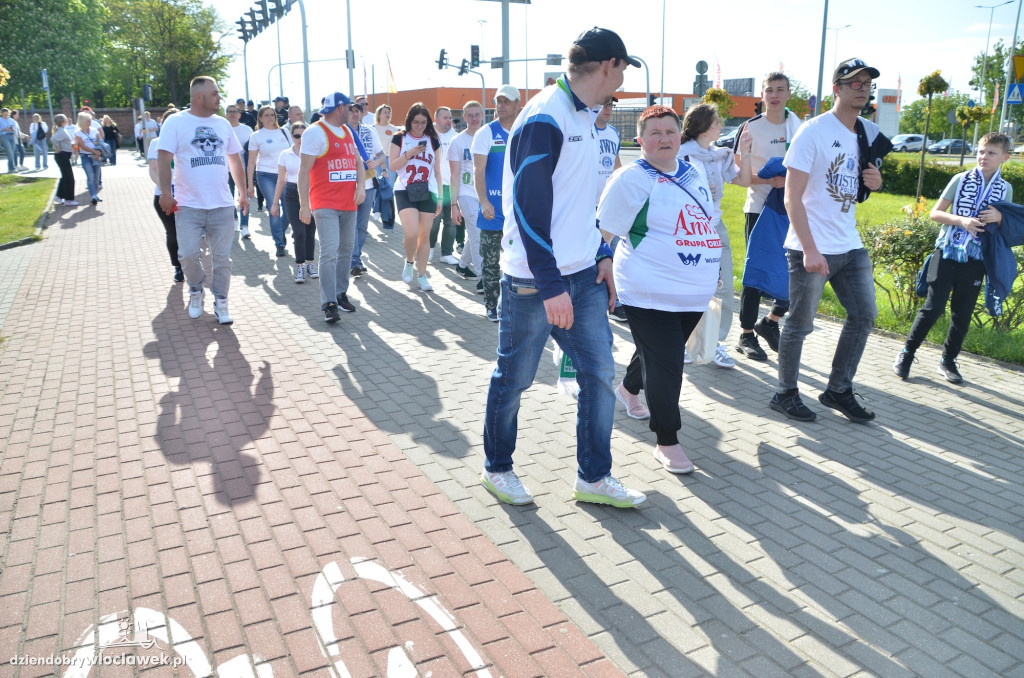 Kibice Anwilu w drodze na derby