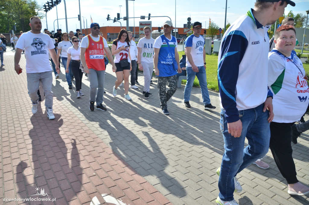 Kibice Anwilu w drodze na derby