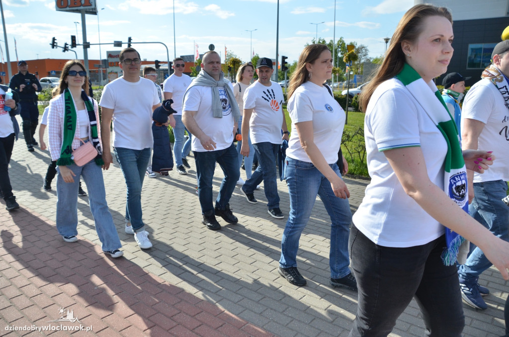 Kibice Anwilu w drodze na derby