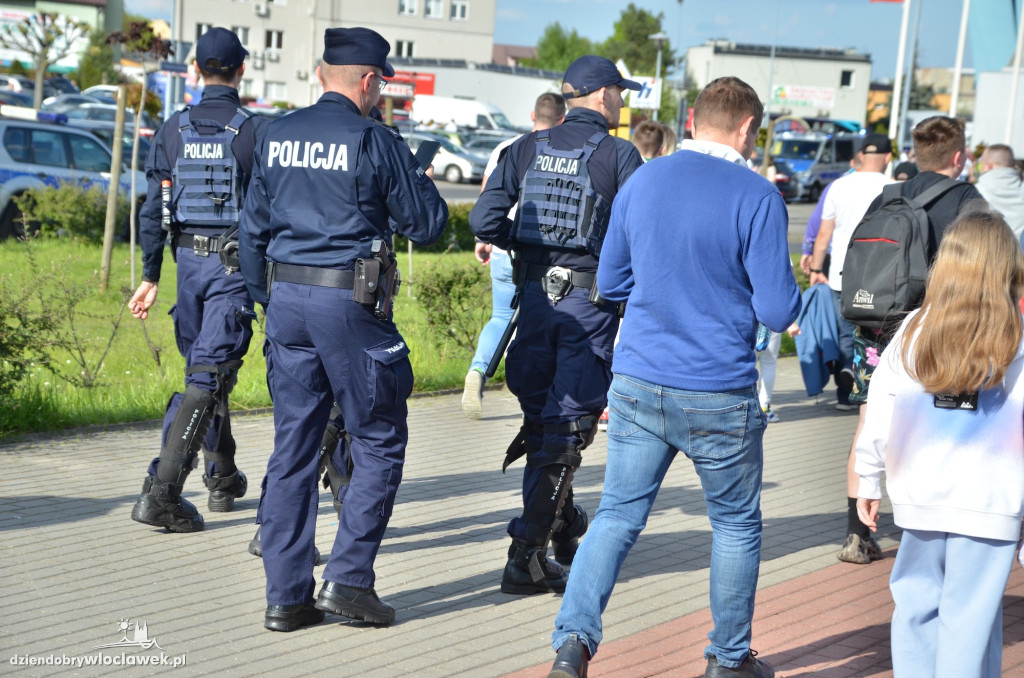 Kibice Anwilu w drodze na derby