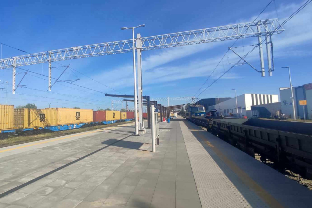 Trwa przebudowa peronu nr 2 na dworcu