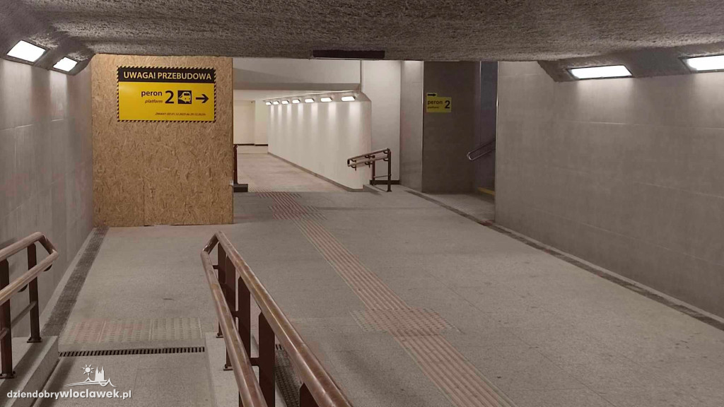 Trwa przebudowa peronu nr 2 na dworcu