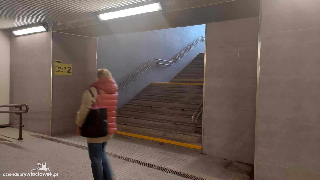 Trwa przebudowa peronu nr 2 na dworcu