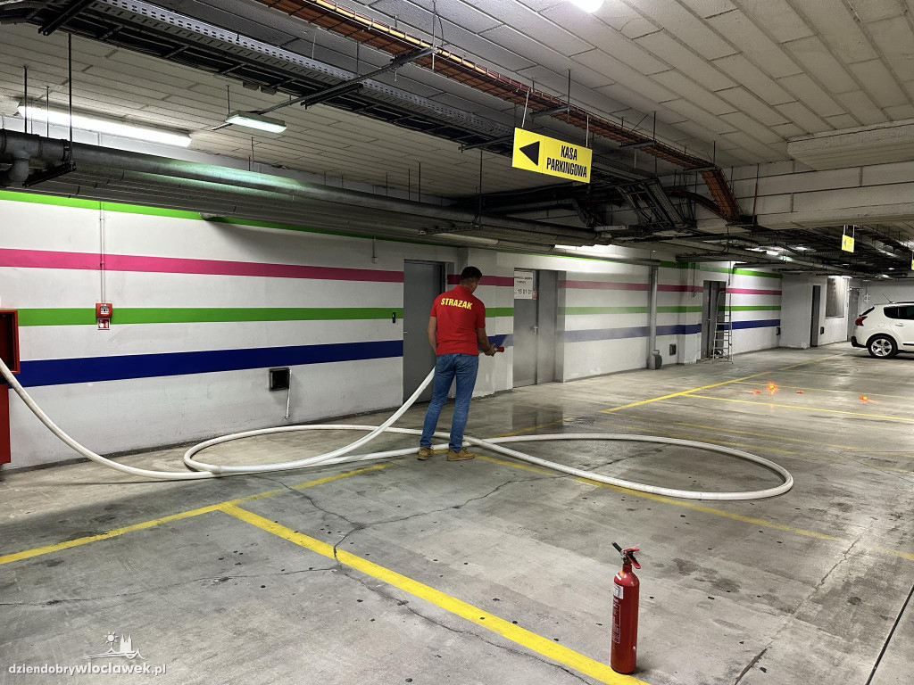 Ćwiczenia straży pożarnej w parkingu Wzorcowni