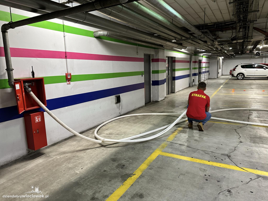 Ćwiczenia straży pożarnej w parkingu Wzorcowni