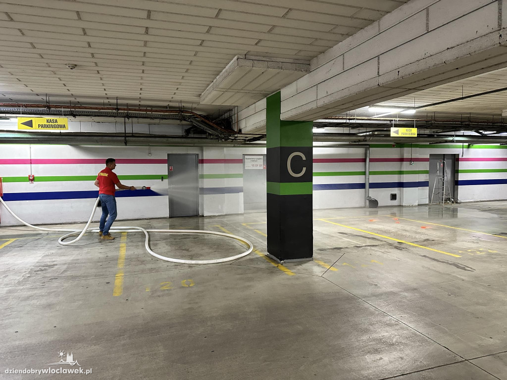 Ćwiczenia straży pożarnej w parkingu Wzorcowni