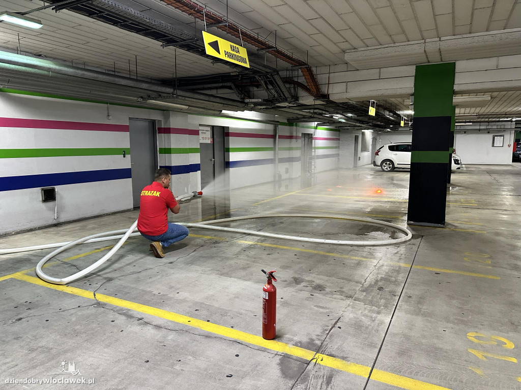 Ćwiczenia straży pożarnej w parkingu Wzorcowni