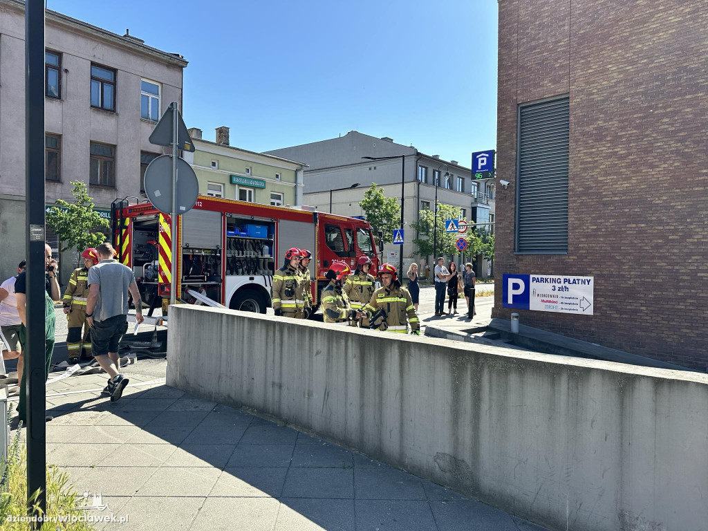 Ćwiczenia straży pożarnej w parkingu Wzorcowni