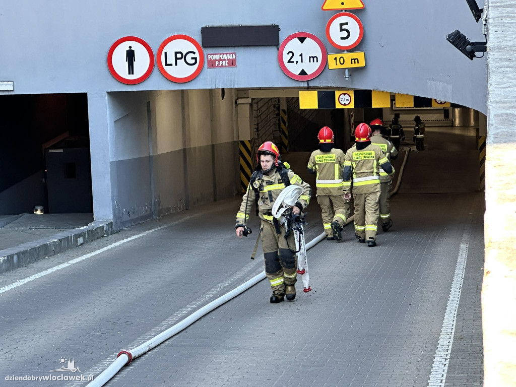 Ćwiczenia straży pożarnej w parkingu Wzorcowni