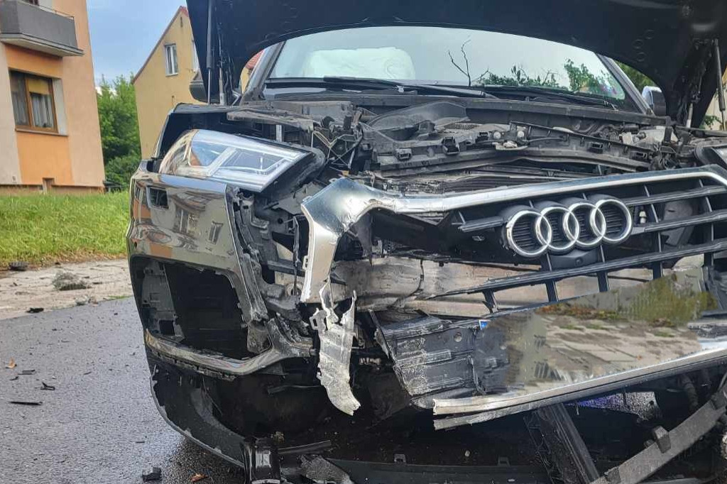 Audi ścięło dwie latarnie