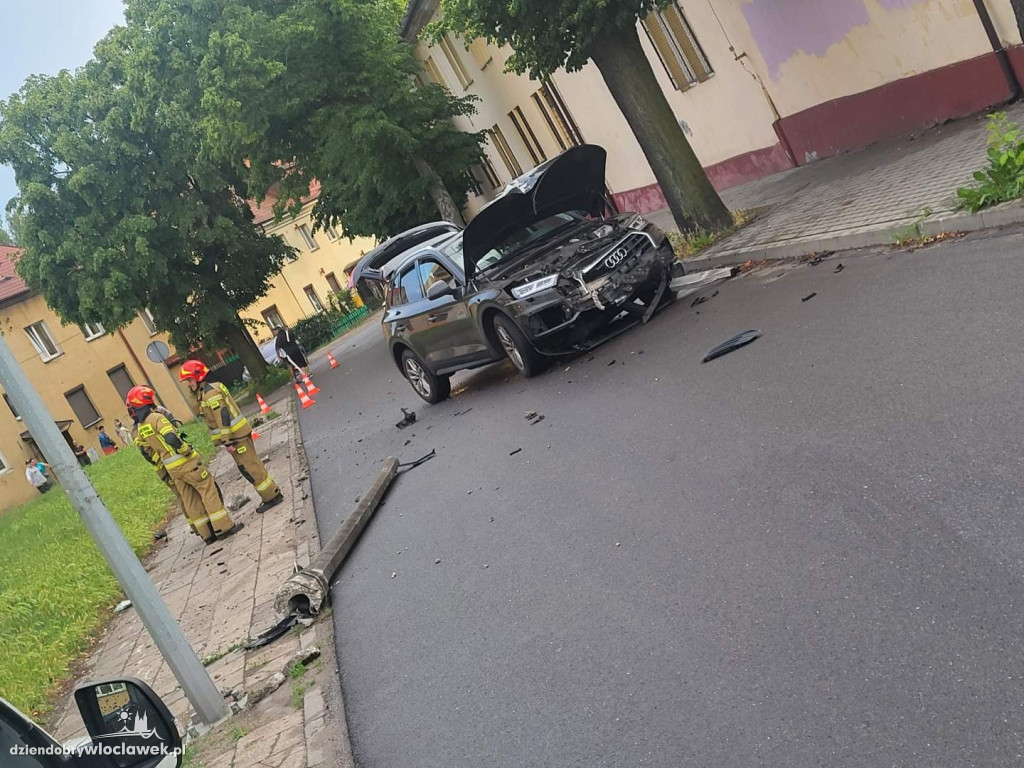 Audi ścięło dwie latarnie