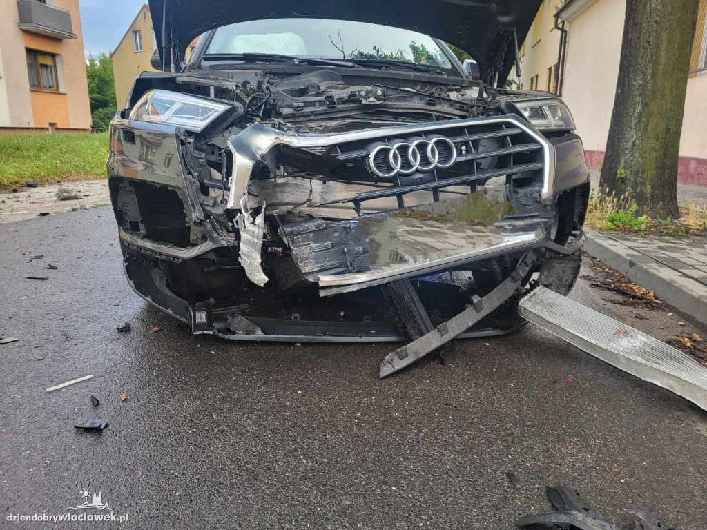 Audi ścięło dwie latarnie