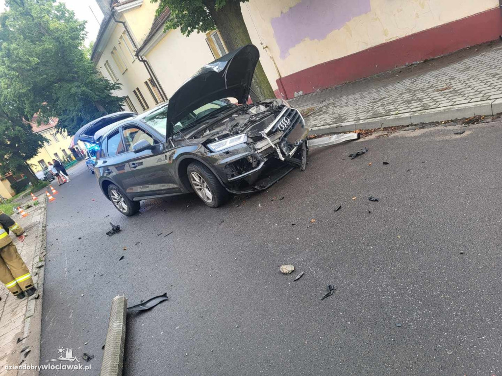 Audi ścięło dwie latarnie