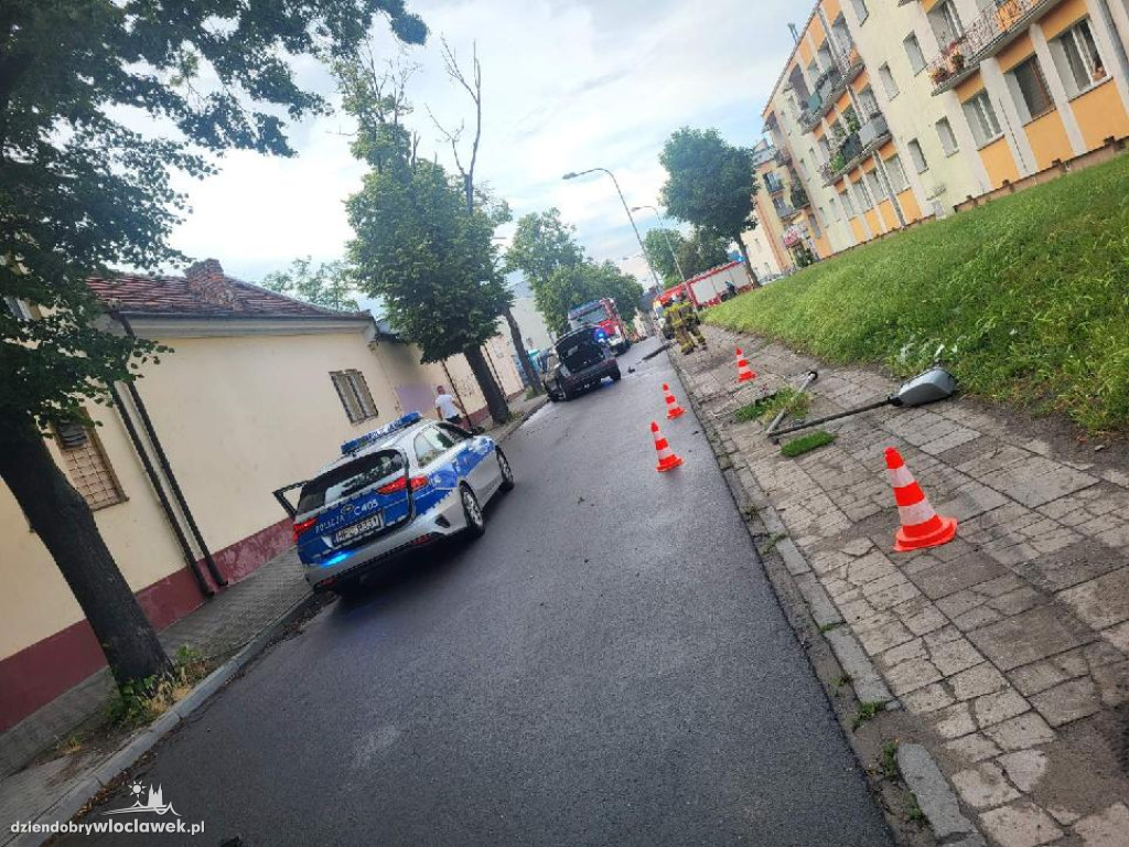 Audi ścięło dwie latarnie